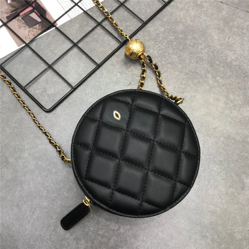 Top fashion classic Mini golden ball chain leather shoulder bag, size 14 cm, round cake shape, ladies can be shouldered or cross-body
Top fashion classic Mini golden ball chain leather shoulder bag, size 14 cm, round cake shape, ladies can be shouldered or cross-body