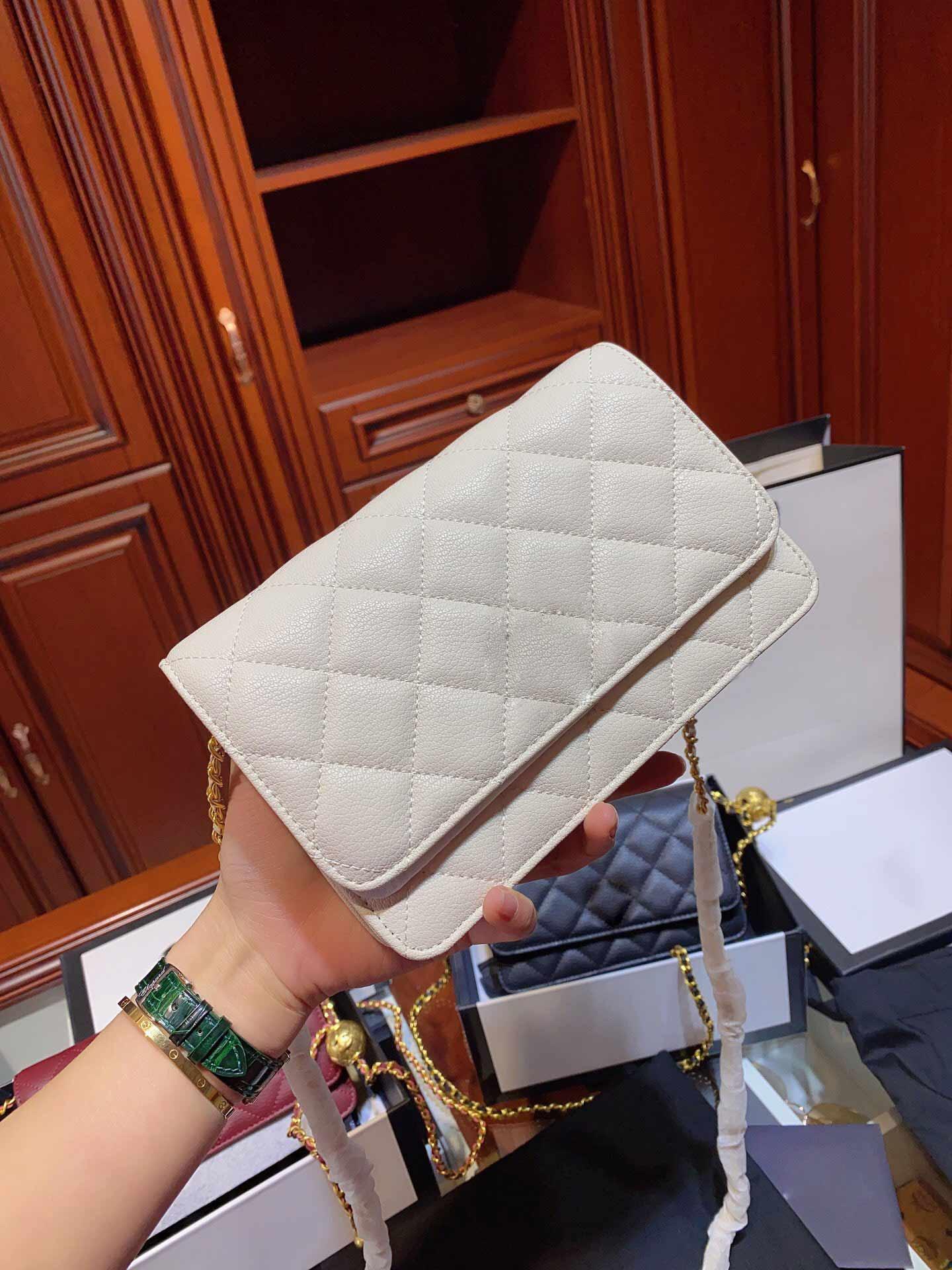 8A + original box bag 2021 classic fashion golden ball chain buckle lambskin leather small all-match casual messenger bags lady wallet
8A + original box bag 2021 classic fashion golden ball chain buckle lambskin leather small all-match casual messenger bags lady wallet