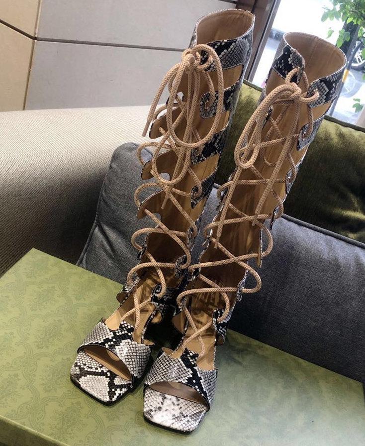 2021 sandals women's European and American catwalks with the same crocodile snakeskin sleeve thick heel open toe high hollow but knee b, Black 
2021 sandals women's European and American catwalks with the same crocodile snakeskin sleeve thick heel open toe high hollow but knee b, Black