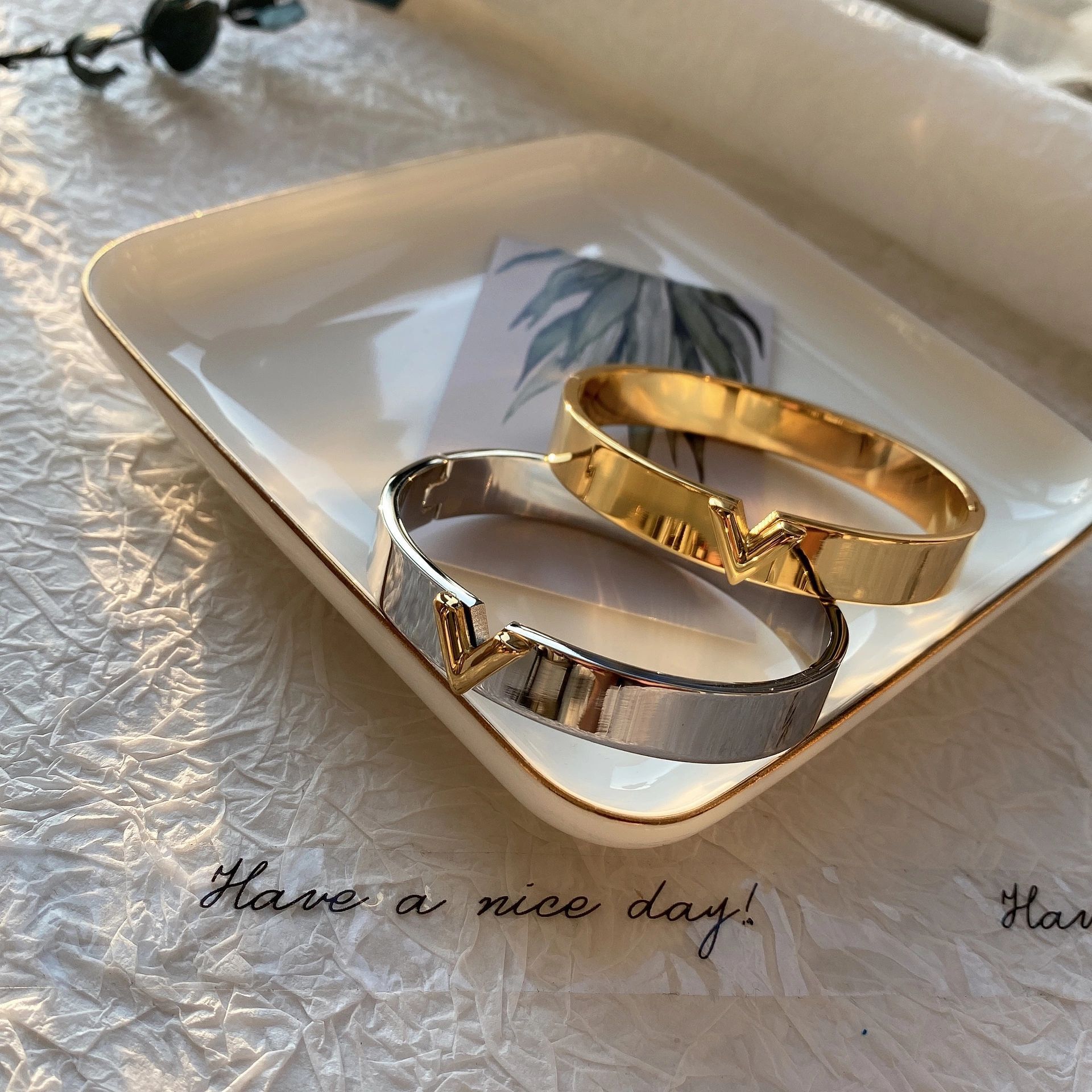 High Quality Titanium Steel Bangle Women Love Designer Bracelets Silver Rose Gold Bangles V letter color narrow bracelet Fashion Jewelry Lad, Black
High Quality Titanium Steel Bangle Women Love Designer Bracelets Silver Rose Gold Bangles V letter color narrow bracelet Fashion Jewelry Lad, Black