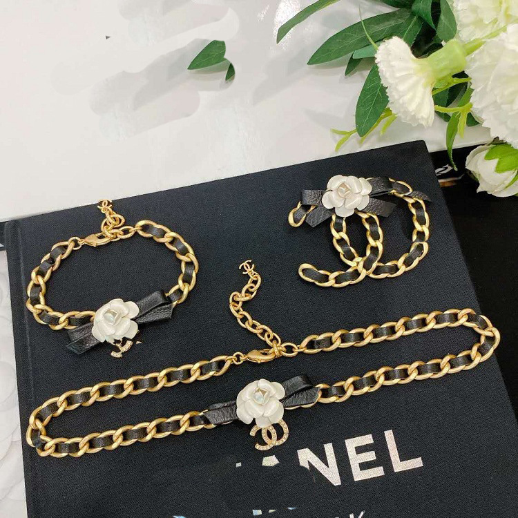 double-C Leather woven Bracelet Black Xiaoxiangfeng Camellia sweater chain fragrant family Flower Necklace gir, Silver
double-C Leather woven Bracelet Black Xiaoxiangfeng Camellia sweater chain fragrant family Flower Necklace gir, Silver