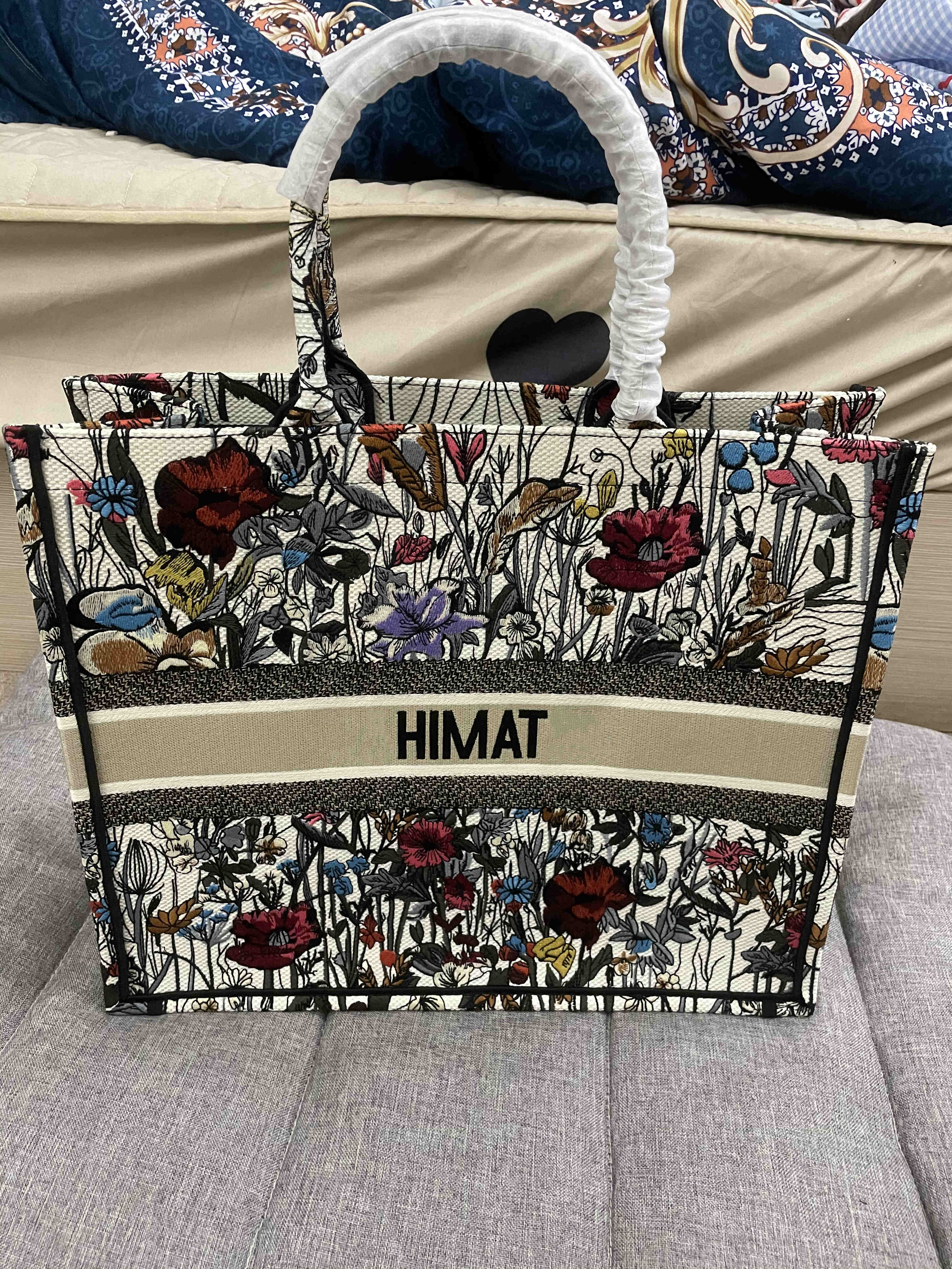 shopping bags, large-capacity tote bag, handmade letter pattern embroidery, French designer from Paris, France, to create a fashionable and
shopping bags, large-capacity tote bag, handmade letter pattern embroidery, French designer from Paris, France, to create a fashionable and