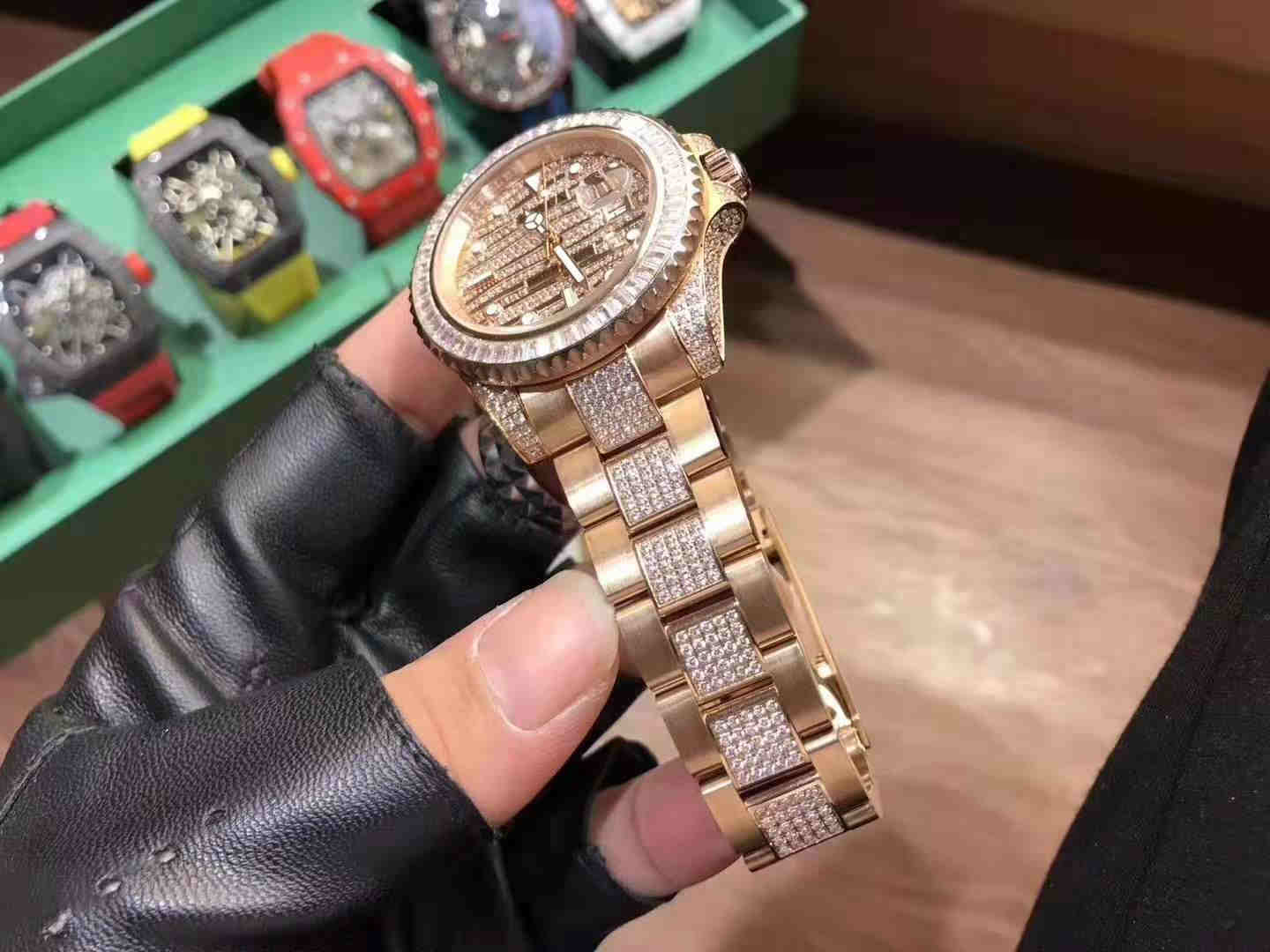 Men's Watch, 40mm Outer Ring dial, Full Diamond, High Performance Bradyseism Device, Three Pin Design, Imports, Super Nightlight and Waterproof
Men's Watch, 40mm Outer Ring dial, Full Diamond, High Performance Bradyseism Device, Three Pin Design, Imports, Super Nightlight and Waterproof