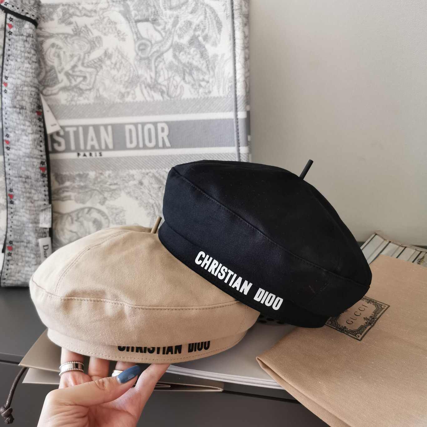 Casual High Quality Designer Caps Beret Womens D Letters Luxury Cashmere Octagonal Berets Hat Cap Lady Outdoor Travel Warm Winter Windproof Vacation Bonnet, Mix send
Casual High Quality Designer Caps Beret Womens D Letters Luxury Cashmere Octagonal Berets Hat Cap Lady Outdoor Travel Warm Winter Windproof Vacation Bonnet, Mix send