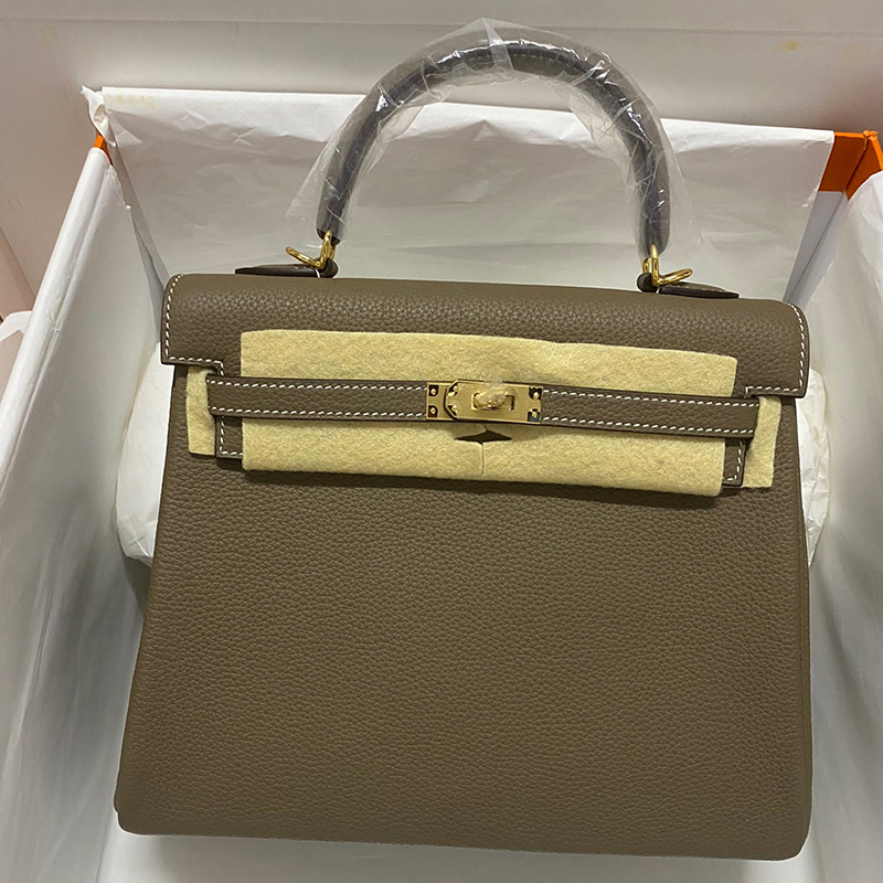 2021 shoulder bag retro diagonal commuter tote female large-capacity first layer cowhide design portable color matching, Green
2021 shoulder bag retro diagonal commuter tote female large-capacity first layer cowhide design portable color matching, Green