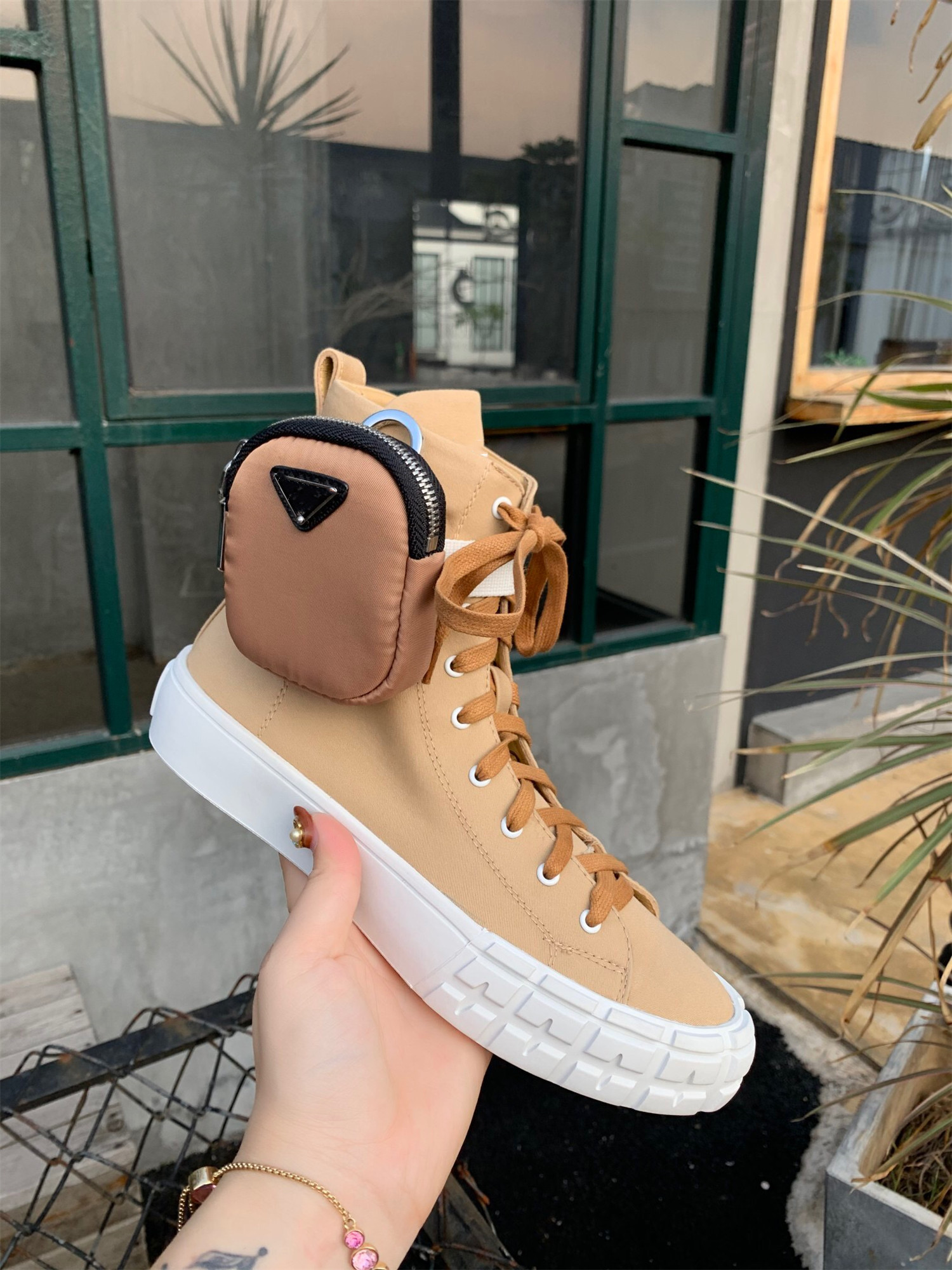2021 pocket bag short boots personality high-top canvas shoes men and women's thick-soled casual sports size 35-45, Box
2021 pocket bag short boots personality high-top canvas shoes men and women's thick-soled casual sports size 35-45, Box