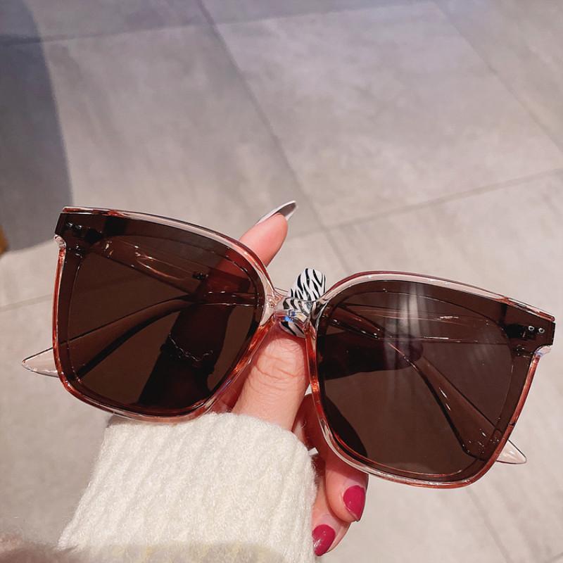 Sunglasses Fashion Vintage Oversized Women Gradient Elegant Shiny Eyewear Retro Trend Classic UV400 Shade
Sunglasses Fashion Vintage Oversized Women Gradient Elegant Shiny Eyewear Retro Trend Classic UV400 Shade