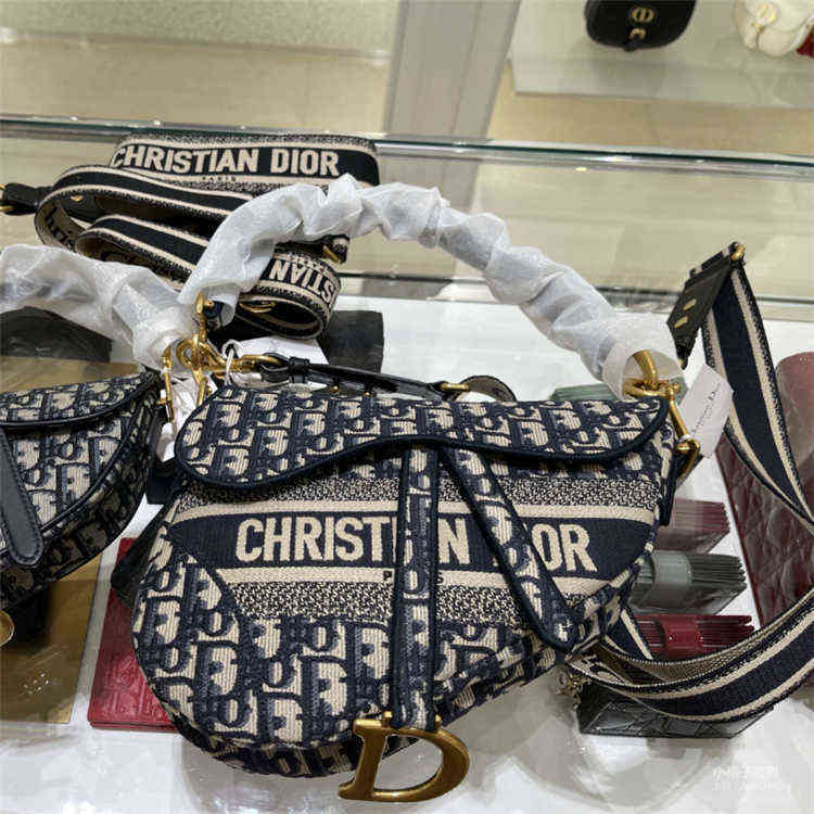 Oblique Printed Embroidered Letter Saddle Bag Christian Old Flower Flap Portable Shoulder Zmm
Oblique Printed Embroidered Letter Saddle Bag Christian Old Flower Flap Portable Shoulder Zmm