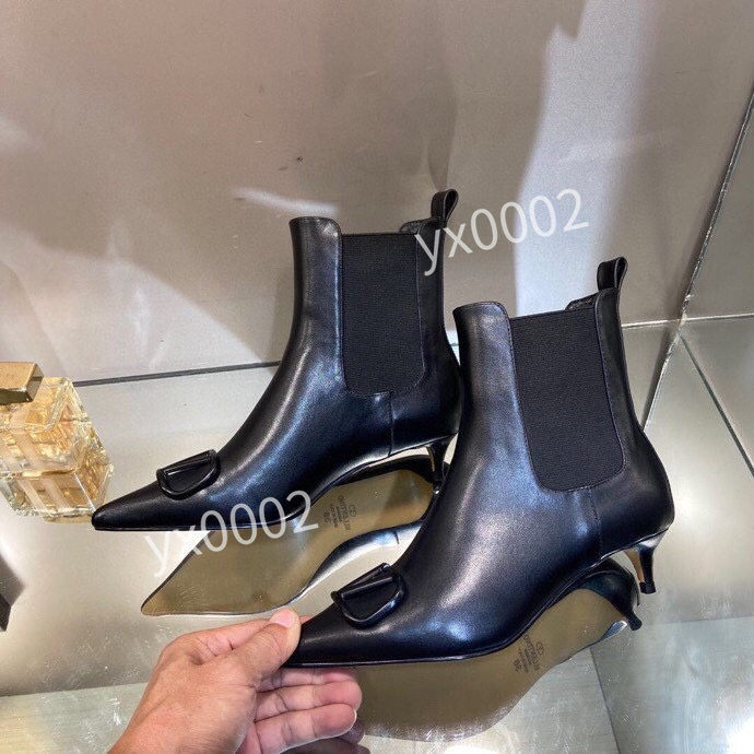 2021 Womens Designer Boots Martin Desert Valentinoes boots Flamingos Love Arrow 100% Leather Medal Coarse Non-Slip Winter Shoes Size 35-41, 01
2021 Womens Designer Boots Martin Desert Valentinoes boots Flamingos Love Arrow 100% Leather Medal Coarse Non-Slip Winter Shoes Size 35-41, 01