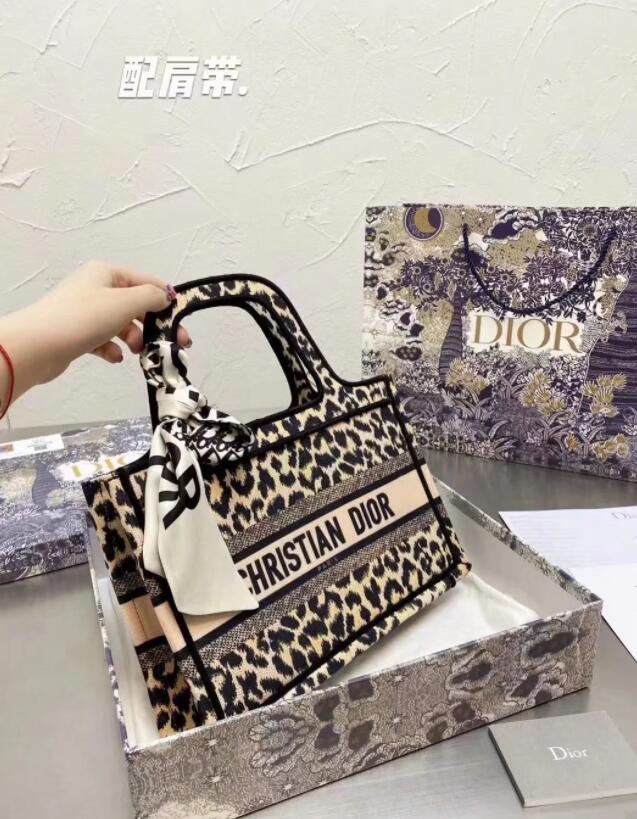 7A High Quality Fashion women Shoulder bags Pu leather chain bag Crossbody Messenger Female handbag wallet Woman's desginmer handbags purse wallets Armpit tags B048
7A High Quality Fashion women Shoulder bags Pu leather chain bag Crossbody Messenger Female handbag wallet Woman's desginmer handbags purse wallets Armpit tags B048
