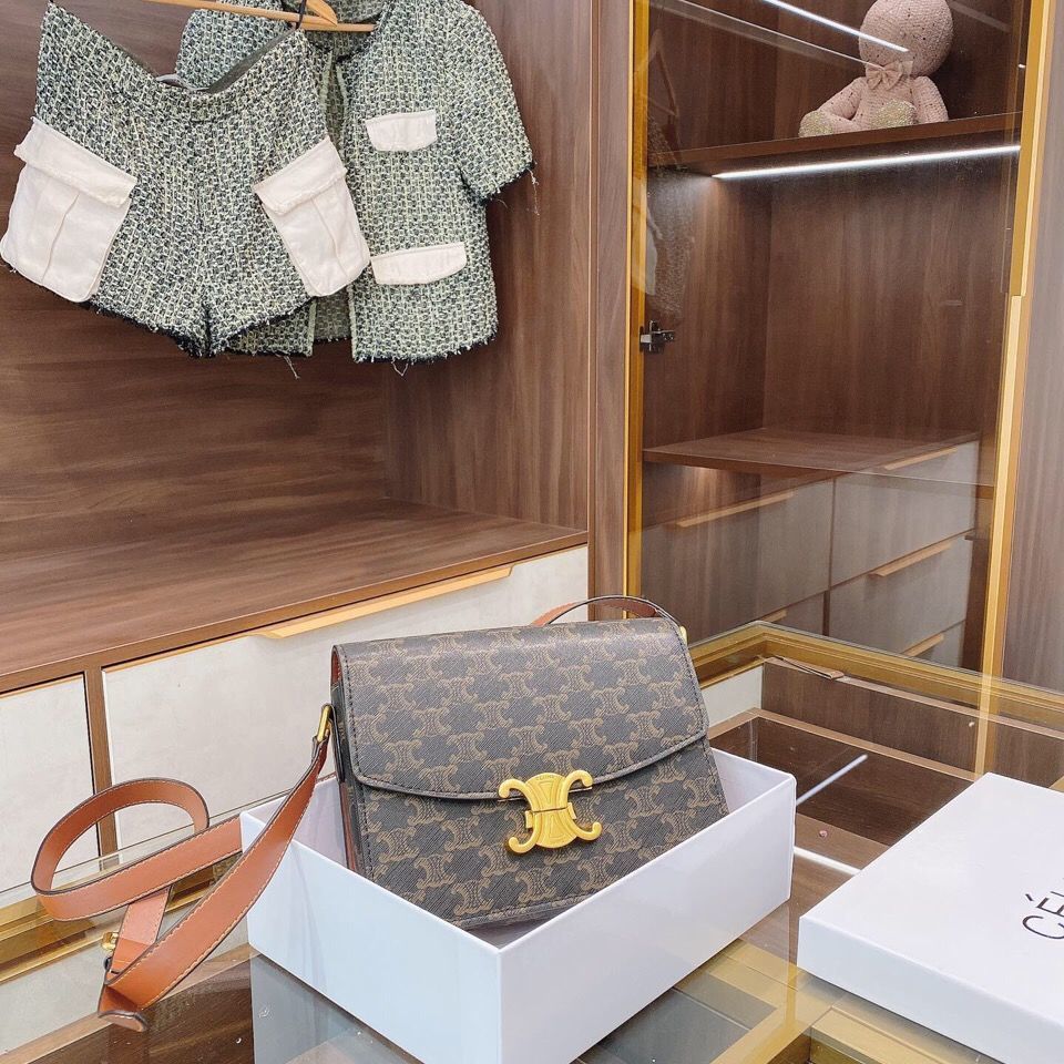 large-capacity handbags2021 New Fashion Trend Saddle Bag Single Shoulder Crossbody Simple Atmosphere Small Square Bag Antique Printing Embro
large-capacity handbags2021 New Fashion Trend Saddle Bag Single Shoulder Crossbody Simple Atmosphere Small Square Bag Antique Printing Embro