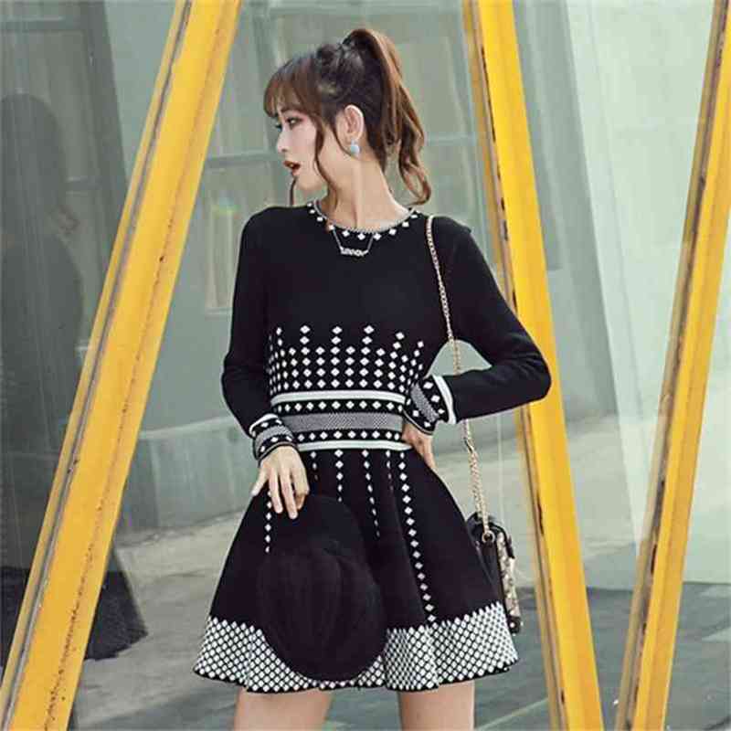 High Quality Autumn Runway Knitted Dress Women Spring Slim Casual Long Sleeve Waist Striped Sweater Dresses Vestidos 210603, Picture color
High Quality Autumn Runway Knitted Dress Women Spring Slim Casual Long Sleeve Waist Striped Sweater Dresses Vestidos 210603, Picture color