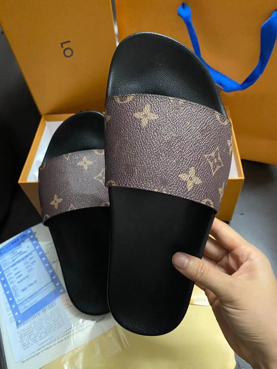 2020Designer Slippers Luxury Slides Men Summer Rubber Sandals Beach Slide Fashion Scuffs Indoor Shoes Size 35-45 j5c8#, Black
2020Designer Slippers Luxury Slides Men Summer Rubber Sandals Beach Slide Fashion Scuffs Indoor Shoes Size 35-45 j5c8#, Black