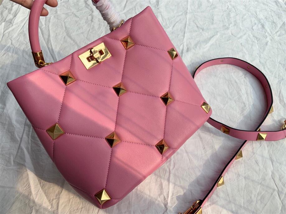 Sale Elegant and attractive shoulder bags fashion ladies design With metal chain strap crossbody high quality Sheep leather bag
Sale Elegant and attractive shoulder bags fashion ladies design With metal chain strap crossbody high quality Sheep leather bag