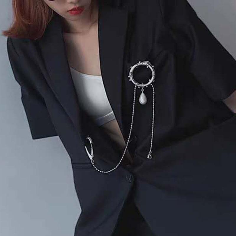 Pins, Brooches HUANZHI 2021 Hip Hop Geometry Circle Tassel Chain Pearl Pendant Brooch For Women Man Couple Overcoat Accessories Jewelry
Pins, Brooches HUANZHI 2021 Hip Hop Geometry Circle Tassel Chain Pearl Pendant Brooch For Women Man Couple Overcoat Accessories Jewelry