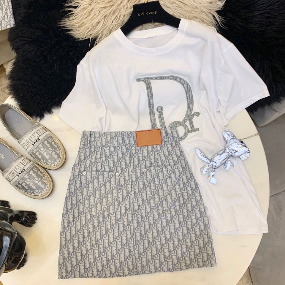 Designer brand Women Dress Suit Tracksuits Two Pieces Suits T Shirt and Pleated Skirt For Lady Fashion Outwears Dresses With Button Letters Tees Skirts Sets
Designer brand Women Dress Suit Tracksuits Two Pieces Suits T Shirt and Pleated Skirt For Lady Fashion Outwears Dresses With Button Letters Tees Skirts Sets