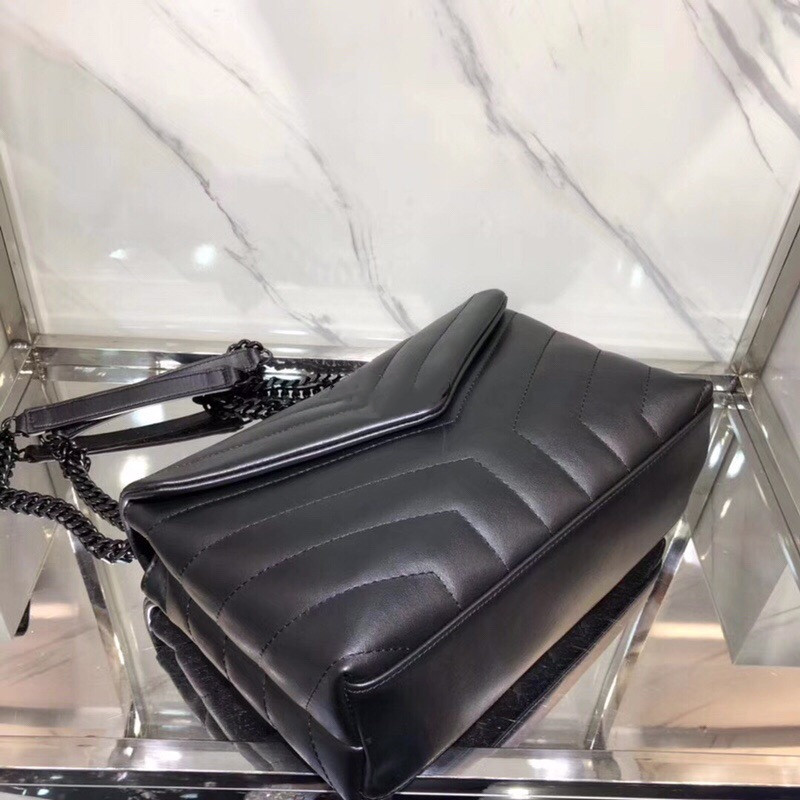 original single sheepskin texture of postman bag is excellent, with antique silver hardware, leisure fashion, and can be carried across the back
original single sheepskin texture of postman bag is excellent, with antique silver hardware, leisure fashion, and can be carried across the back
