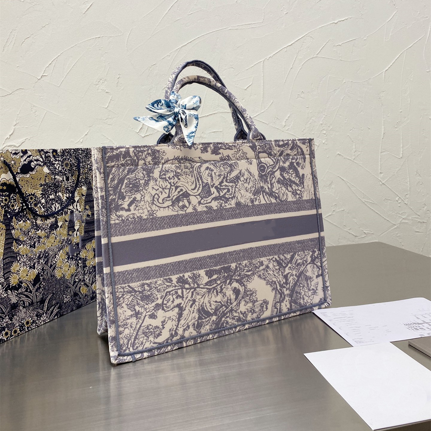 Luxurys Designers Bags 2021 embroidered tiger pattern large capacity shopping bag handbag handmade double-sided flower top Quality Fashion shoesfinder
Luxurys Designers Bags 2021 embroidered tiger pattern large capacity shopping bag handbag handmade double-sided flower top Quality Fashion shoesfinder