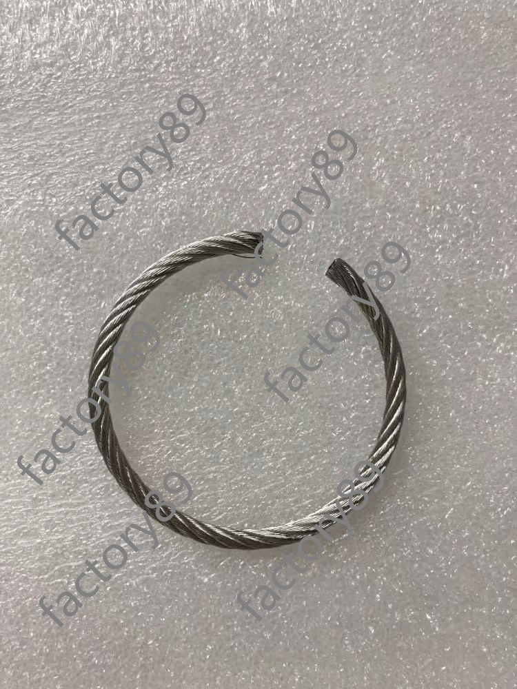 Steel wire bracelet 17cm stainless steel iron magnet buckle designer men's and women's bracelet with box
Steel wire bracelet 17cm stainless steel iron magnet buckle designer men's and women's bracelet with box
