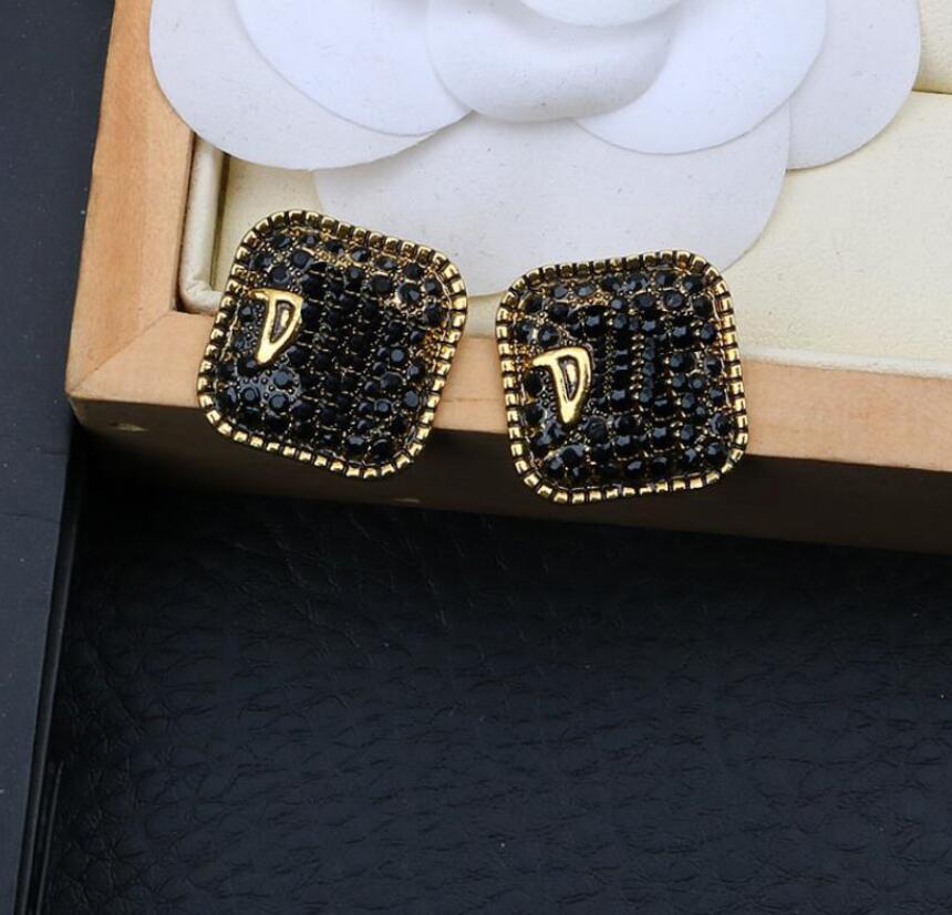 18K Gold Plated Designer Brand Letter Stud Earrings Luxury Women Golden Round 925 Silver Rhinestone Pearl Dangle Earring for Womens Wedding Jewerlry Accessories
18K Gold Plated Designer Brand Letter Stud Earrings Luxury Women Golden Round 925 Silver Rhinestone Pearl Dangle Earring for Womens Wedding Jewerlry Accessories