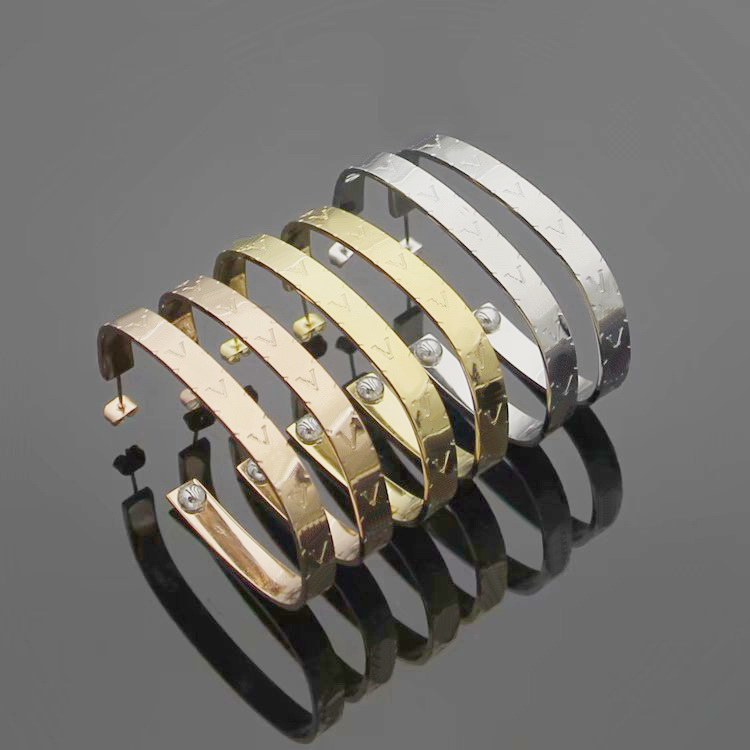 Europe America Fashion Style Earring Lady Womens Gold/Silver/Rose-color Metal Engraved V Initials Flower Single Rivet Nanogram Square Hoop Earrings 3 Color M00220
Europe America Fashion Style Earring Lady Womens Gold/Silver/Rose-color Metal Engraved V Initials Flower Single Rivet Nanogram Square Hoop Earrings 3 Color M00220