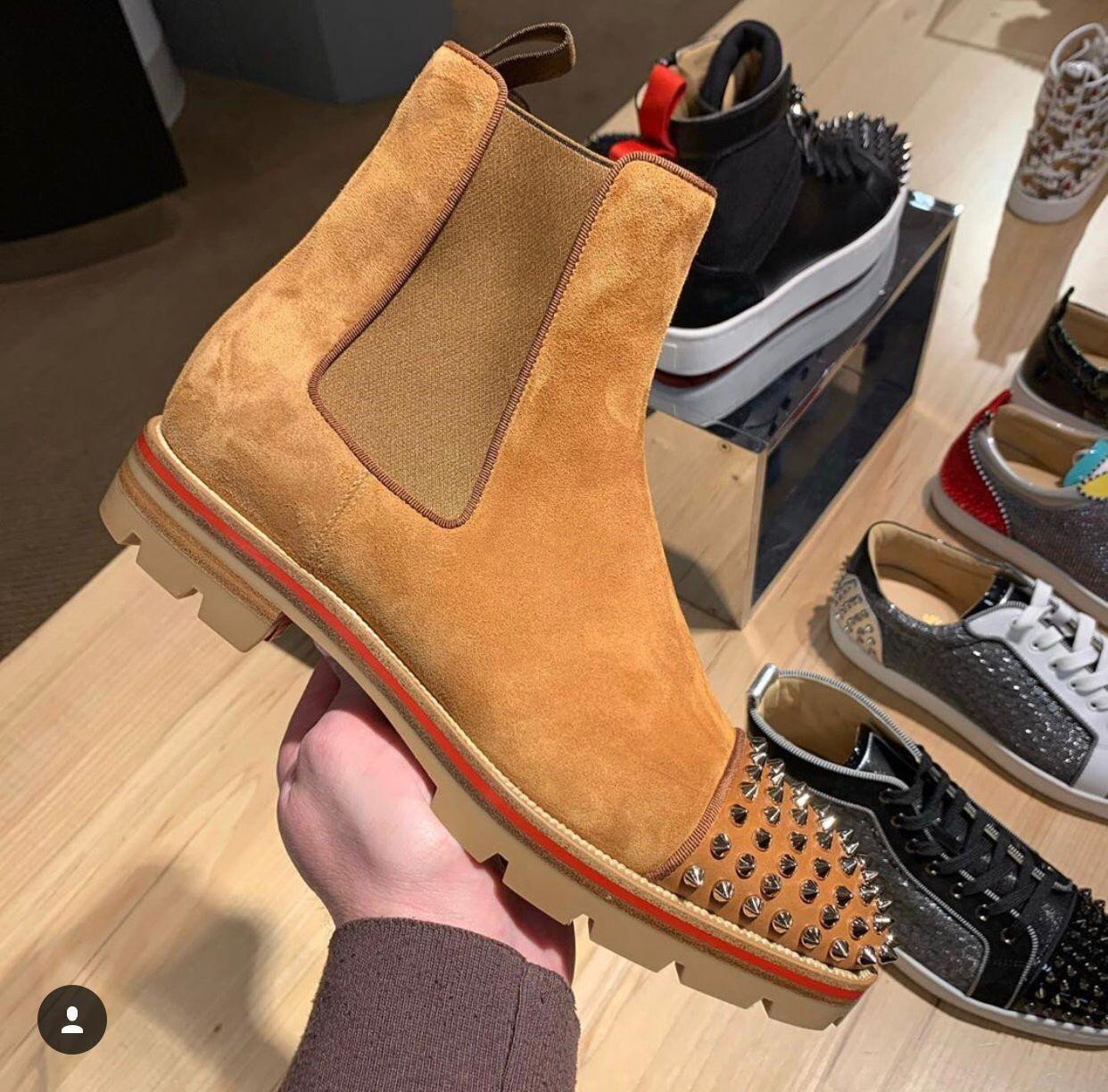 Top Luxury Men Boots Red Bottom Design Men Ankle Boots Low Heels Genuine Leather Suede With Rivets Melon Spikes Flat Short Knight Boots
Top Luxury Men Boots Red Bottom Design Men Ankle Boots Low Heels Genuine Leather Suede With Rivets Melon Spikes Flat Short Knight Boots