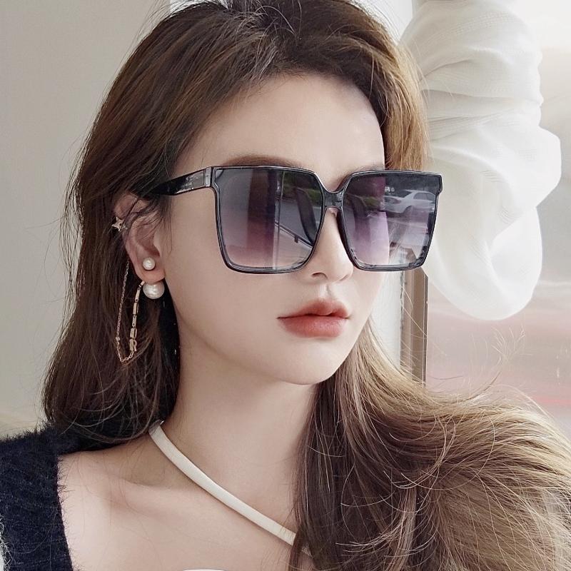 Sunglasses Luxury Oversized Square Women Brand Designer Big Frame Gradient Lens Classic Shades Female Male Fashion Eyewear UV400
Sunglasses Luxury Oversized Square Women Brand Designer Big Frame Gradient Lens Classic Shades Female Male Fashion Eyewear UV400
