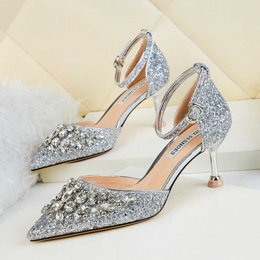 Luxury Big Crystal Women Wedding Sandals Pointed Toe Summer Pumps Women's Buckle Bling Rhinestone High Heels Party Shoes Fashion Y0721, Red
Luxury Big Crystal Women Wedding Sandals Pointed Toe Summer Pumps Women's Buckle Bling Rhinestone High Heels Party Shoes Fashion Y0721, Red