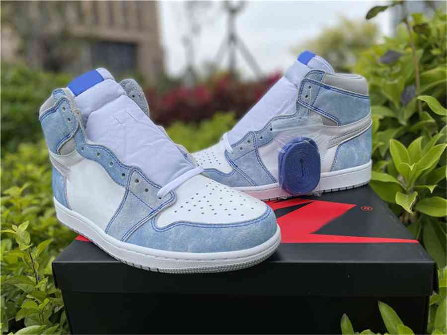Release 1 High OG Hyper Royal Athletic Shoes Men Women Sneakers Light Smoke Grey White University Blue Trainers Sports With Original Box
Release 1 High OG Hyper Royal Athletic Shoes Men Women Sneakers Light Smoke Grey White University Blue Trainers Sports With Original Box