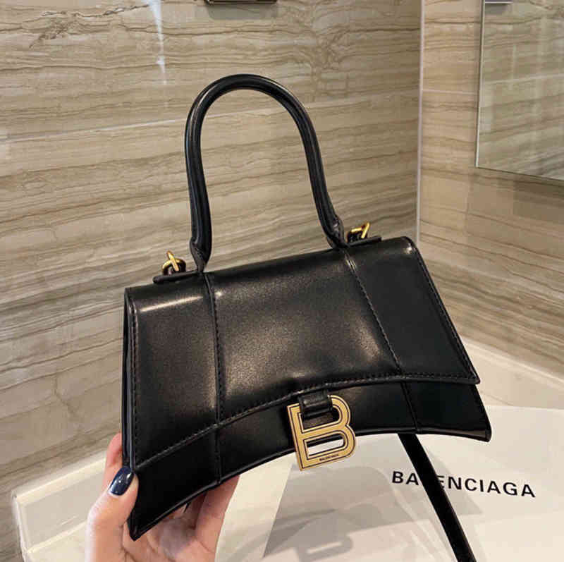 Balencaigas Hourglasso Correct Plain Bags Designers Luxurys Leather Hand Trapezoidal Flap Versatile Messenger
Balencaigas Hourglasso Correct Plain Bags Designers Luxurys Leather Hand Trapezoidal Flap Versatile Messenger