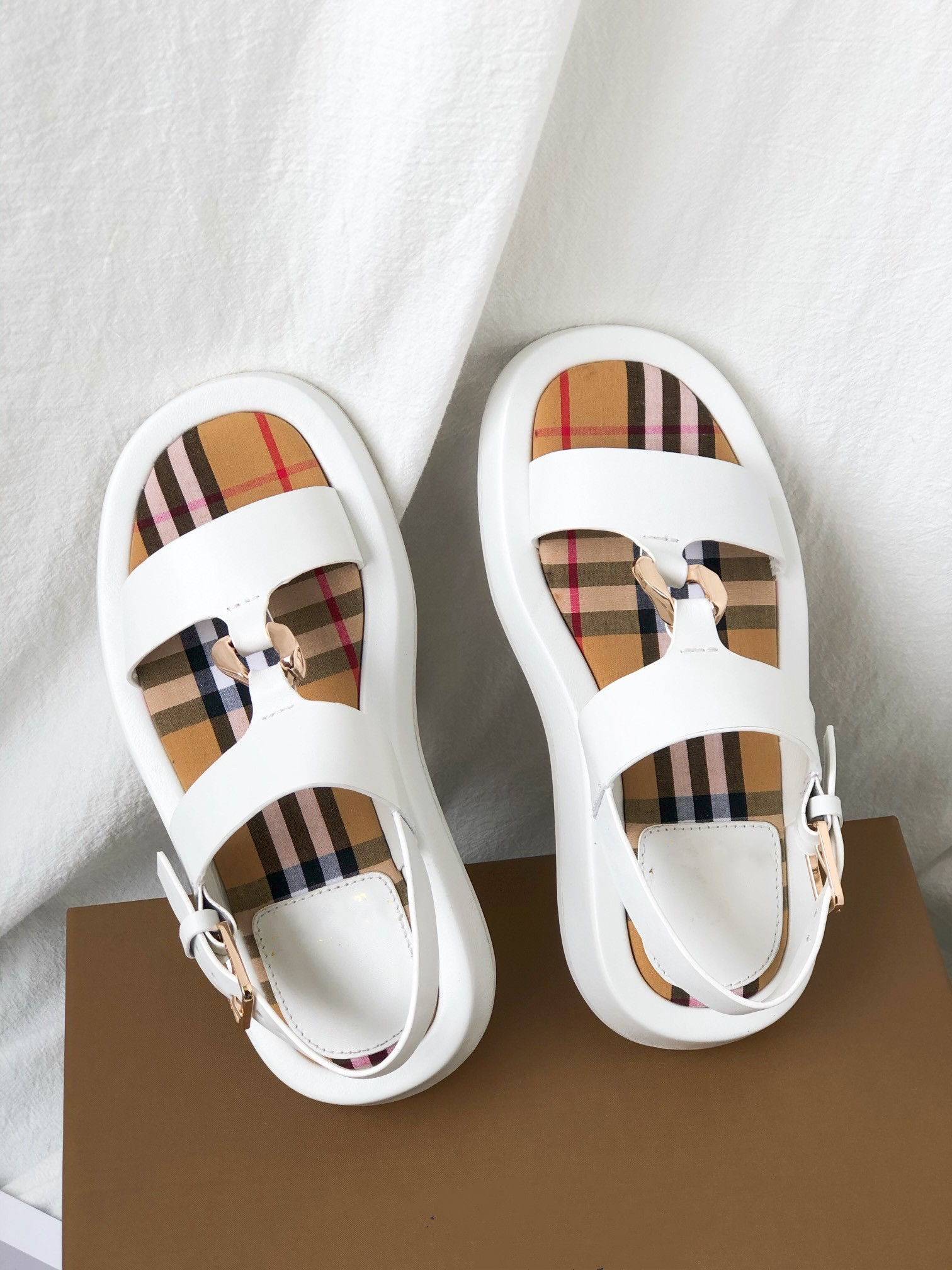 2021 selling fashion ladies sandals original leather with exquisite hardware buckle simple design comfortable and breathable, Black
2021 selling fashion ladies sandals original leather with exquisite hardware buckle simple design comfortable and breathable, Black