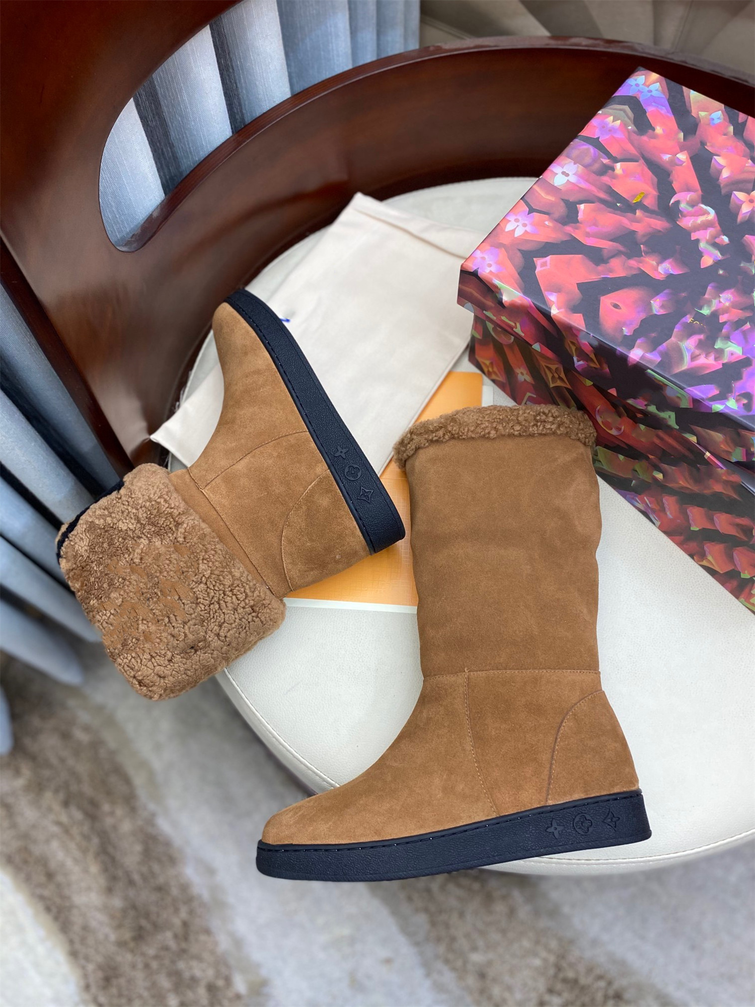 luxury designer Leather Women boots Martin Desert Boot flamingos Love arrow medal 100% real leathers coarse Winter designers shoes, Box
luxury designer Leather Women boots Martin Desert Boot flamingos Love arrow medal 100% real leathers coarse Winter designers shoes, Box