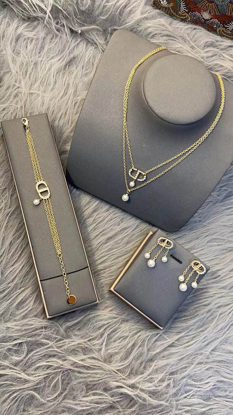 CD letter The chain necklaces Jewelry set Classic Alphabetic Earrings for Women web celebrity Similar Style Niche Design Necklace Bracelet, Black
CD letter The chain necklaces Jewelry set Classic Alphabetic Earrings for Women web celebrity Similar Style Niche Design Necklace Bracelet, Black