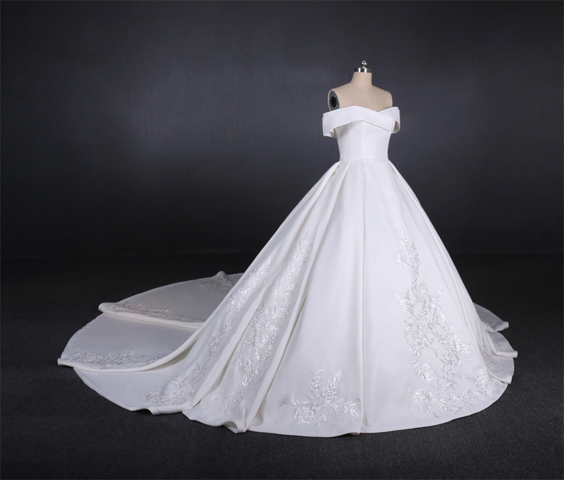 Elegant Beautiful Wedding Dress Sleeveless Appliques Gown A Line Bridal Sweep Train High-end Custom Made Stricpless Gown