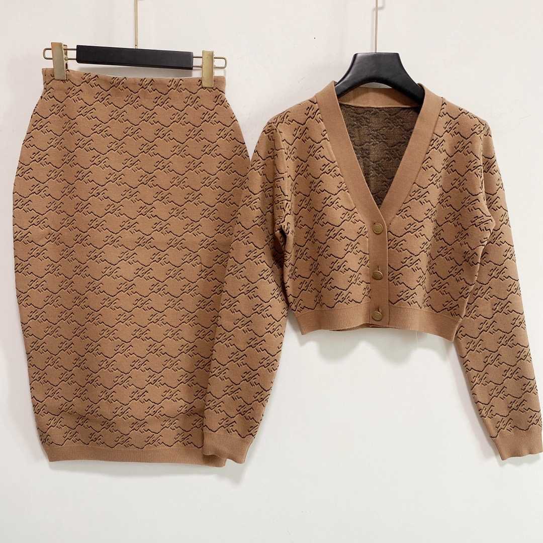 Two Piece Dress 2021 Autumn V Neck Long Sleeve Panelled Sweater And For Women's Fashion Print Skirts 2 Pieces Sets 0812-6, Picture color
Two Piece Dress 2021 Autumn V Neck Long Sleeve Panelled Sweater And For Women's Fashion Print Skirts 2 Pieces Sets 0812-6, Picture color