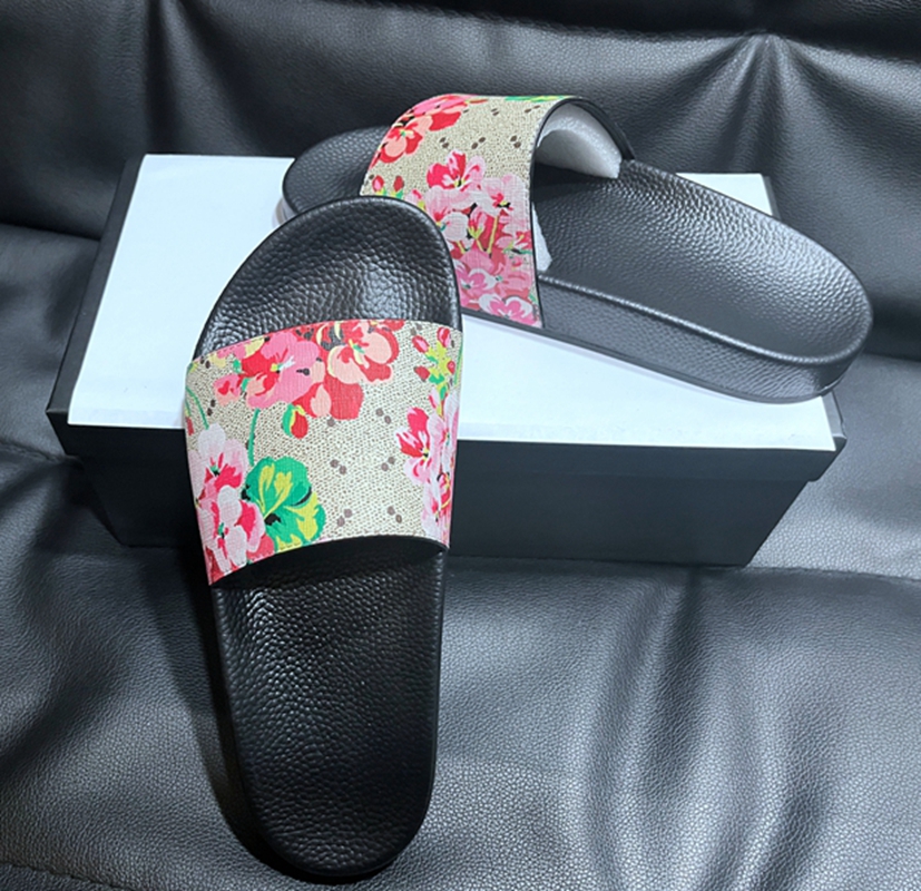 Mens Designers Slides Womens Slippers Fashion Luxurys Floral Slipper Leather Rubber Flats Sandals Summer Beach Shoes Loafers Gear Bottoms Sliders EUR 36-48, 22
Mens Designers Slides Womens Slippers Fashion Luxurys Floral Slipper Leather Rubber Flats Sandals Summer Beach Shoes Loafers Gear Bottoms Sliders EUR 36-48, 22