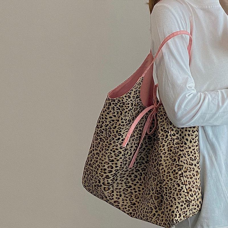 Evening Bags Large Capacity Female Canvas Handbags Fashion Leopard Pattern Women Shoulder Contrasting Color Ladies Travel Casual Tote
Evening Bags Large Capacity Female Canvas Handbags Fashion Leopard Pattern Women Shoulder Contrasting Color Ladies Travel Casual Tote
