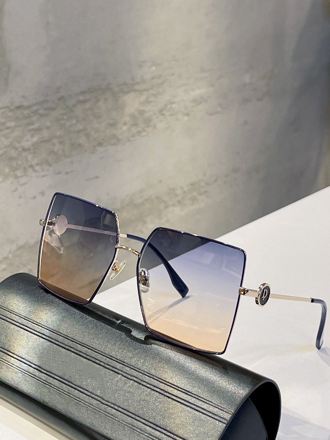 Classic retro mens sunglasses fashion design womens glasses luxury brand designer eye glass mirror frame top quality Simple business style DIAO 8163 SIZE 54-18-140
Classic retro mens sunglasses fashion design womens glasses luxury brand designer eye glass mirror frame top quality Simple business style DIAO 8163 SIZE 54-18-140