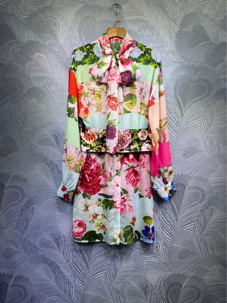 Australian spring mixed silk dress with bow tie and printed shirt beaded belt, Black;pink
Australian spring mixed silk dress with bow tie and printed shirt beaded belt, Black;pink