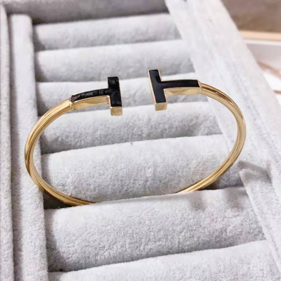 Bangle Bracelet two t opening diamonds Love Designer watches Women Men couple fashion designer watche Top Quality Wedding Party Thanksgiving Days Valentine
Bangle Bracelet two t opening diamonds Love Designer watches Women Men couple fashion designer watche Top Quality Wedding Party Thanksgiving Days Valentine