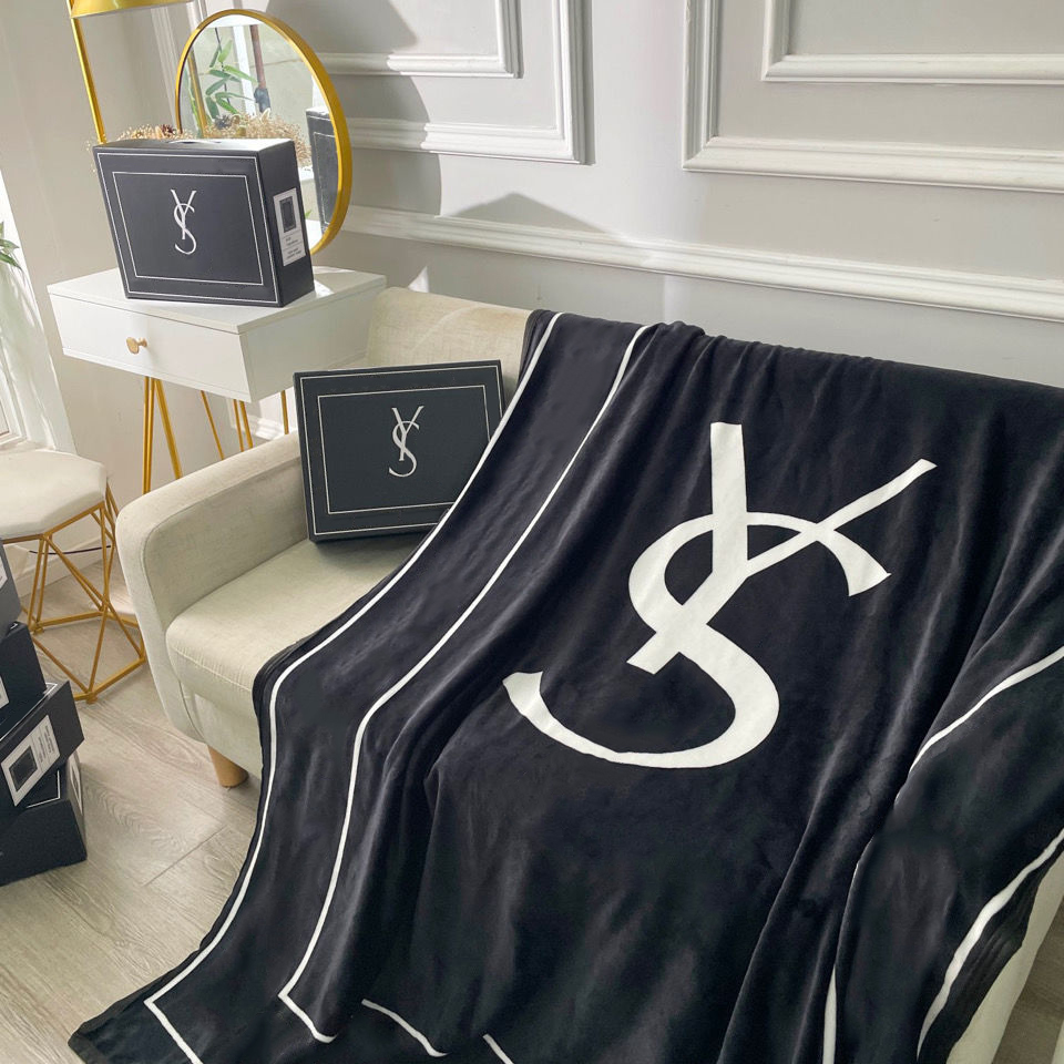Flannel Designers Blanket Bedroom Fashion Luxurys Carpet Living Room Sofa Letter Printed Cotton Soft Bed Sheet Cover Winter Autumn Decke
Flannel Designers Blanket Bedroom Fashion Luxurys Carpet Living Room Sofa Letter Printed Cotton Soft Bed Sheet Cover Winter Autumn Decke