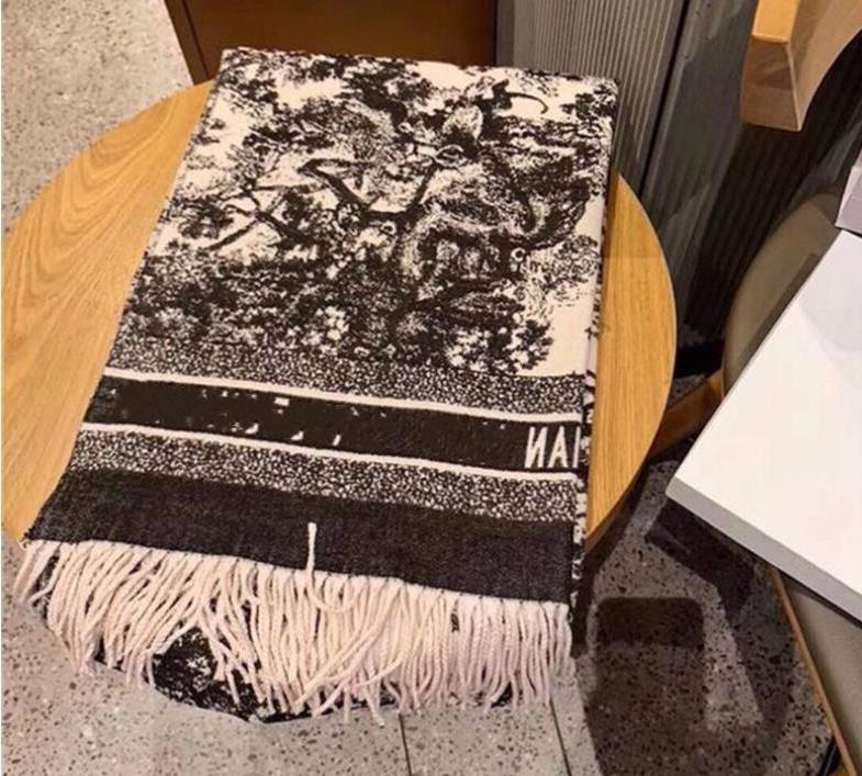 Classic Design cashmere scarf For Men Women Winter cashmere scarfs Big Letter pattern cashmere Pashminas Shawls scarves
Classic Design cashmere scarf For Men Women Winter cashmere scarfs Big Letter pattern cashmere Pashminas Shawls scarves