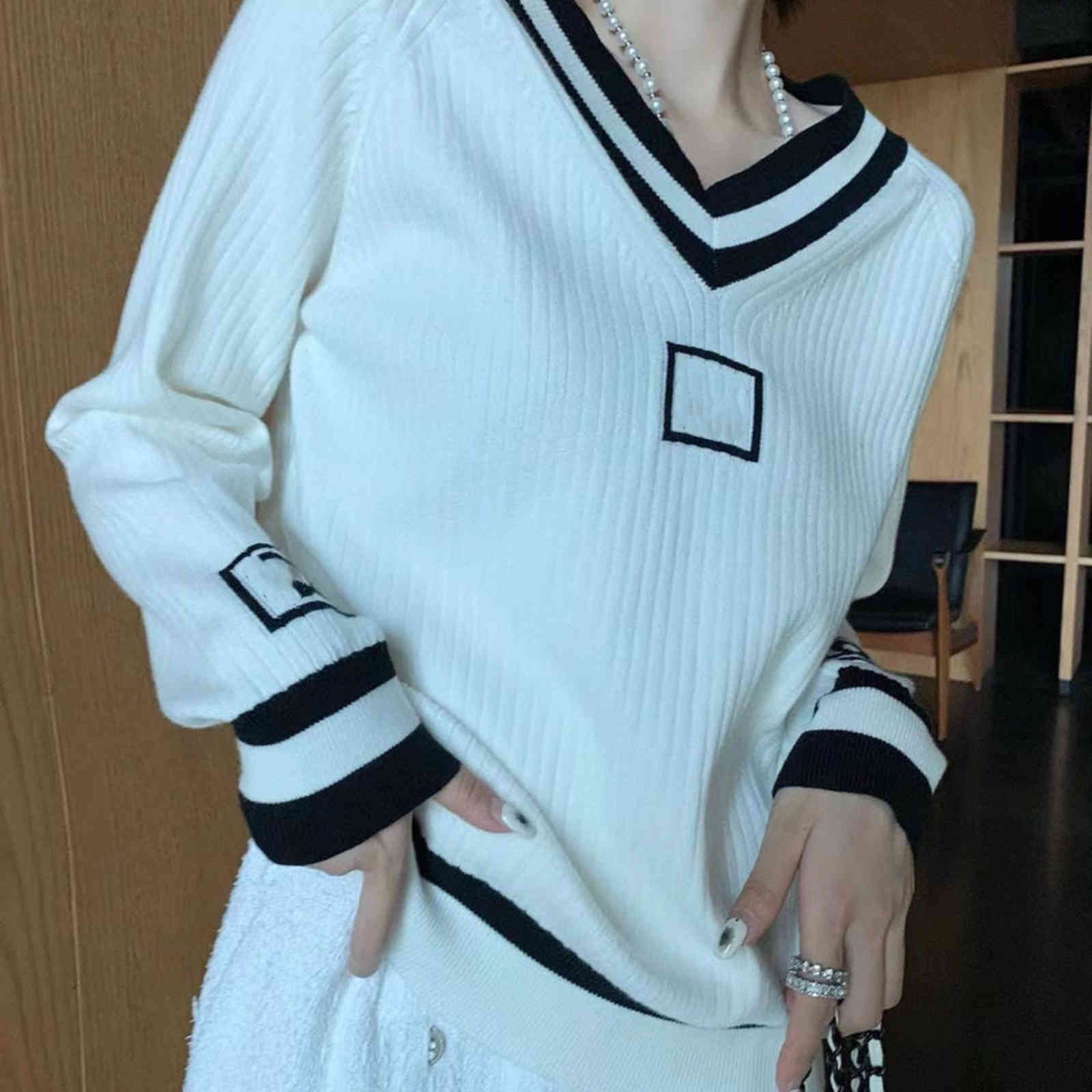 Fall Digner 2021 Women' knits Fashion wear Heart-shaped V-ne knit vertical alphabet embroidery soft and comfortable base high-quality, White
Fall Digner 2021 Women' knits Fashion wear Heart-shaped V-ne knit vertical alphabet embroidery soft and comfortable base high-quality, White