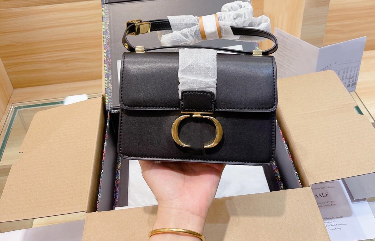 30 Montaigne Caro one Crossbody shoulder bag Oblique straddle Gold CD button Enamel women's Mini Messenger Storage bags
30 Montaigne Caro one Crossbody shoulder bag Oblique straddle Gold CD button Enamel women's Mini Messenger Storage bags