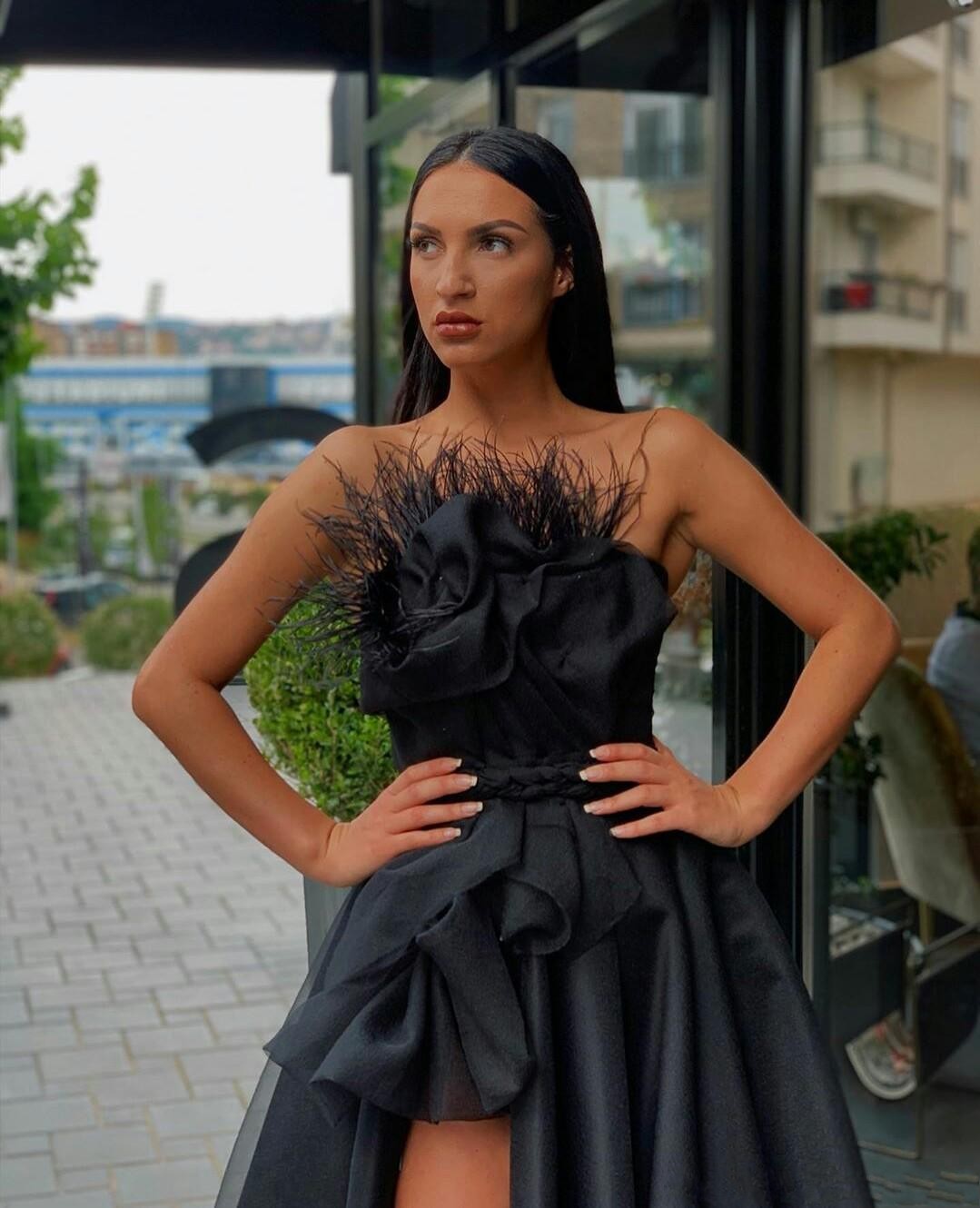 Sexy Arabic Black Prom Dresses Strapless Sleeveless With Feather Side High Split Ruffles A E Satin Evening Dress Special Ocn Gowns