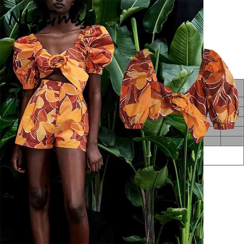 Two Piece Set Women Tracksuit Retro Floral Print Crop Shirt and Shorts for Summer 04 210628
Two Piece Set Women Tracksuit Retro Floral Print Crop Shirt and Shorts for Summer 04 210628