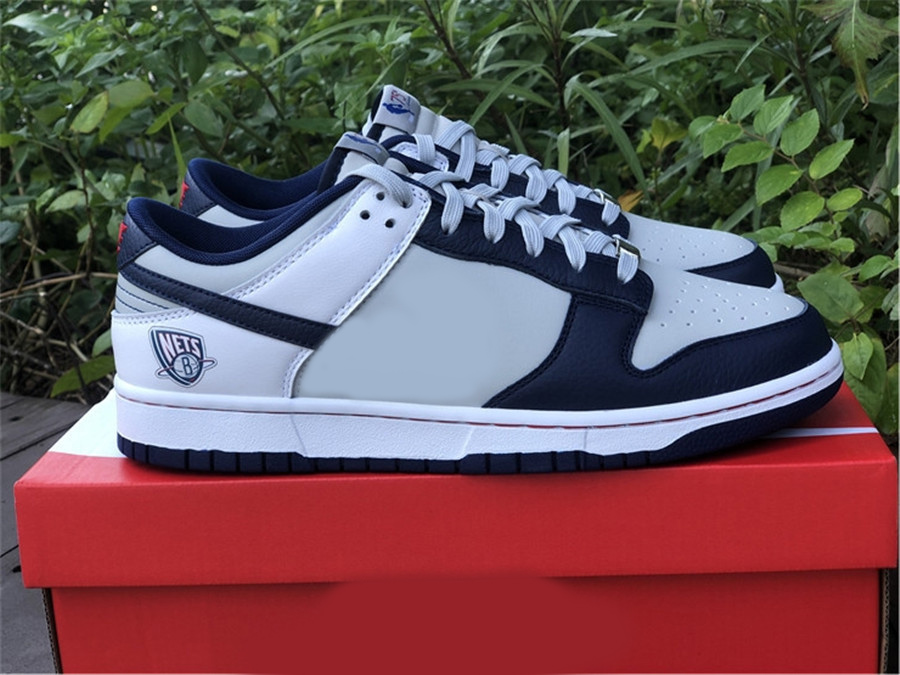 Authentic Dunk Brooklyn Low Nets Shoes Men Women 75th Anniversary Grey Navy White Outdoor Sports Sneakers DD3363-001 With Original Box US5-12, Customize
Authentic Dunk Brooklyn Low Nets Shoes Men Women 75th Anniversary Grey Navy White Outdoor Sports Sneakers DD3363-001 With Original Box US5-12, Customize