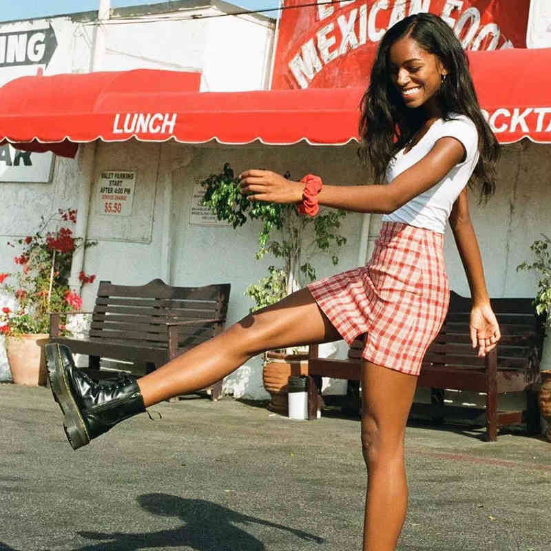 Women checked mini skirt with two small front slits plaid cut cara summer beach vintage retro spring short 210427