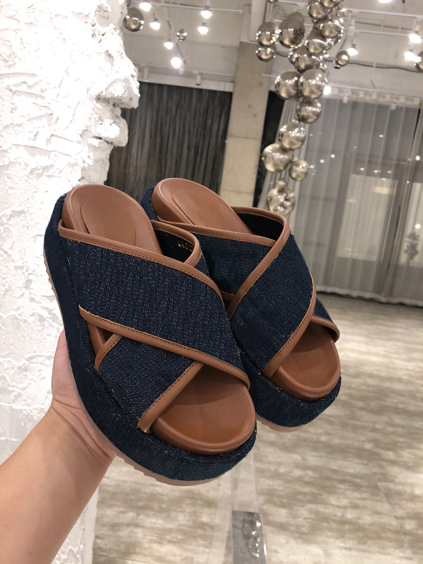 woman slippers fashion Beach Thick bottom slipper classic platform Alphabet lady Sandals Leather High heel slides with box Large size 35-42 for Blue, Black
woman slippers fashion Beach Thick bottom slipper classic platform Alphabet lady Sandals Leather High heel slides with box Large size 35-42 for Blue, Black