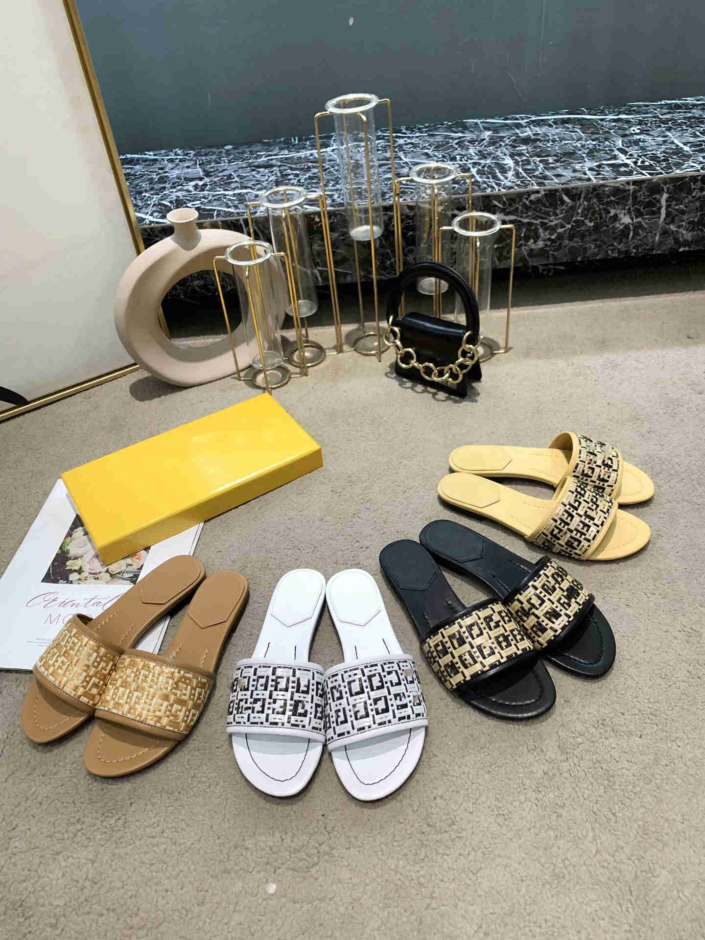 slippers Women flat sandals designer fashion hand-woven straw slide with box want the original pic, pls contact me!
slippers Women flat sandals designer fashion hand-woven straw slide with box want the original pic, pls contact me!